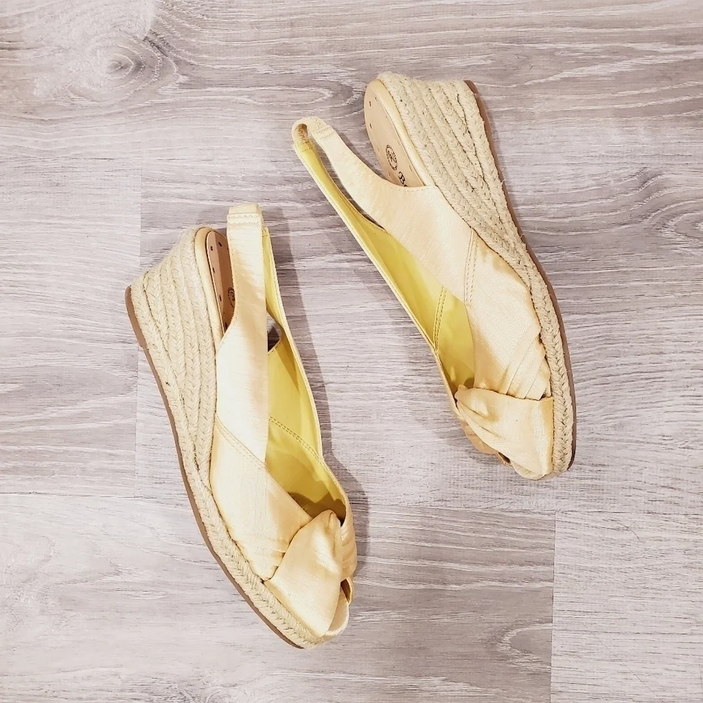 NEW Bella Vita Sangria Yellow Fabric Sandal - Picture 4 of 8